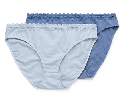 Zwei blaue Damen Slips mit Spitze liegen übereinander.