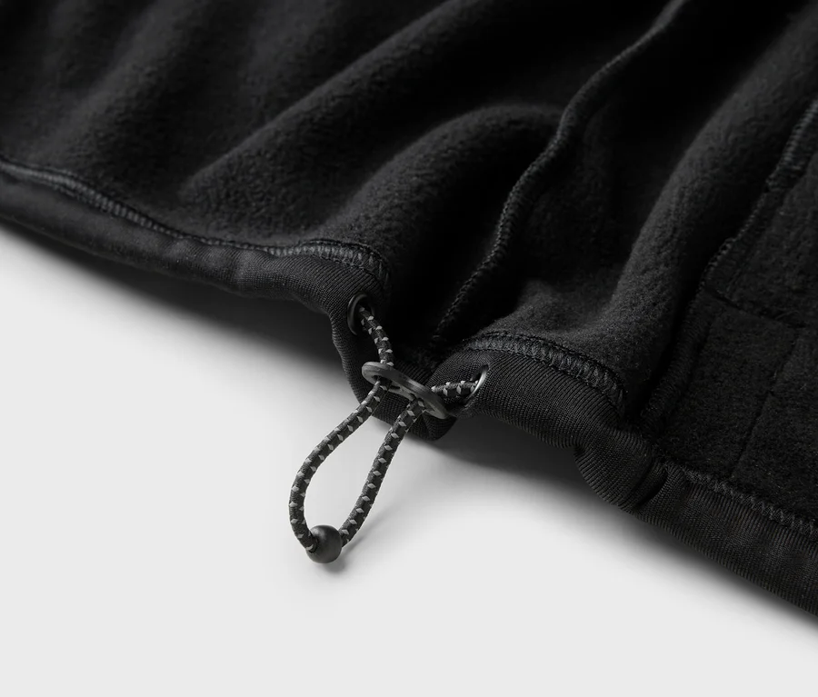 Nahaufnahme eines schwarzen Fleece-Stoffes mit Kordelzug.
