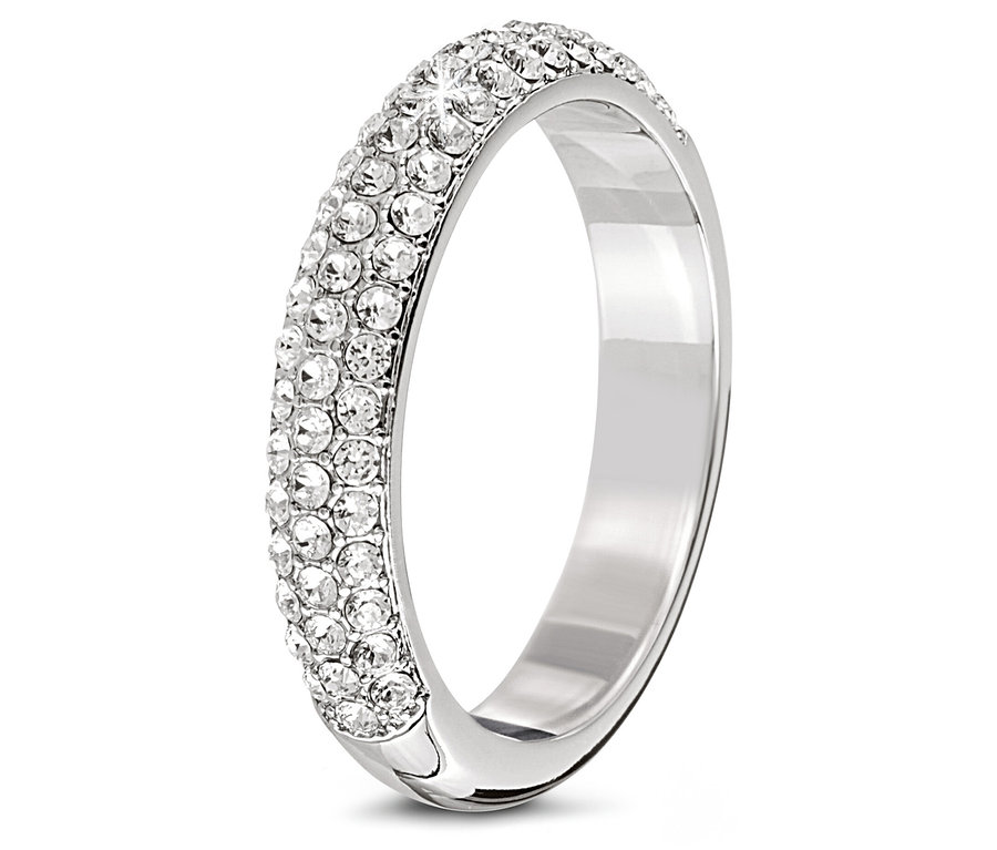 Nahaufnahme eines silberfarbenen Rings, der mit weißen Strasssteinen besetzt ist.