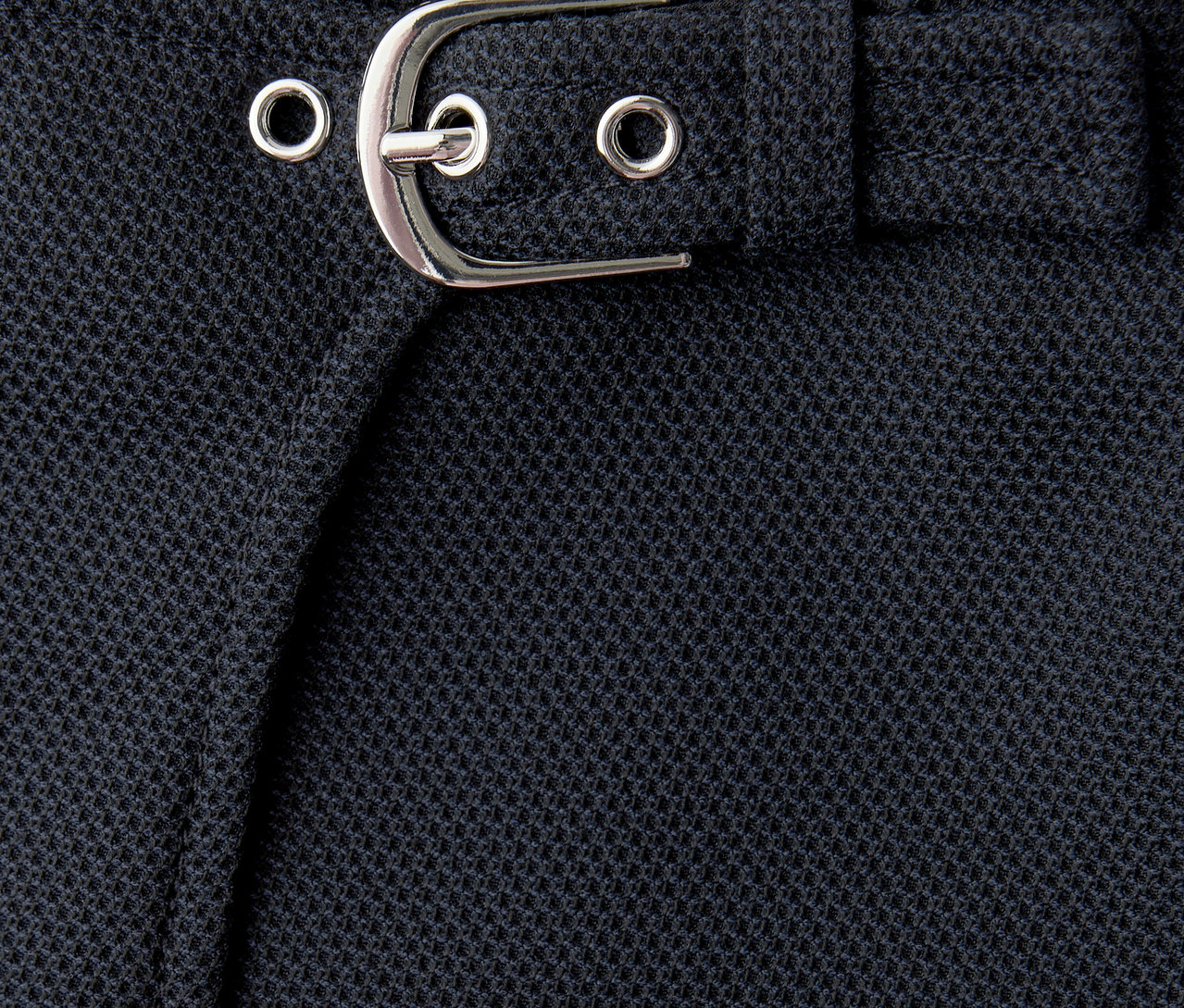 Nahaufnahme des Street One Hosenrocks mit silberner Schnalle und Gürtelschlaufen.