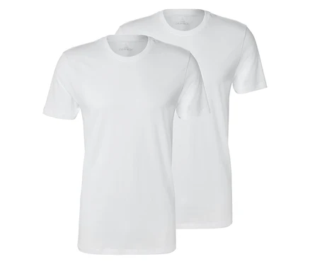 Zwei weiße T-Shirts liegen übereinander, wobei das vordere T-Shirt leicht versetzt ist.