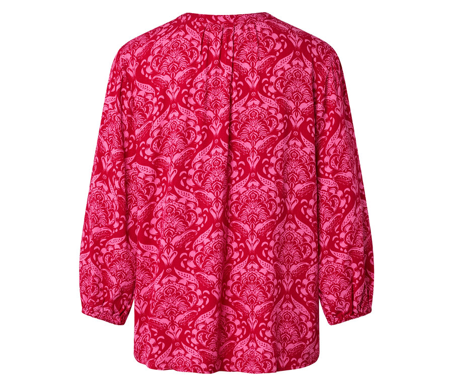 Rückansicht einer roten Bluse mit rosa Damastmuster.