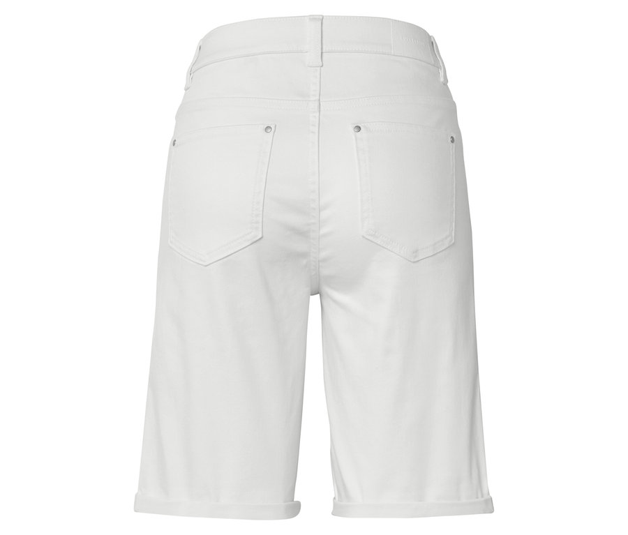 Rückansicht von weißen Jeansshorts.