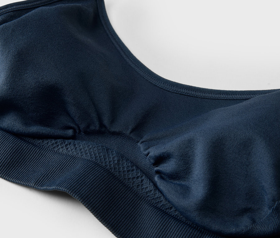Nahaufnahme eines marineblauen Sport-BHs mit geformten Cups und breitem Unterbrustband.