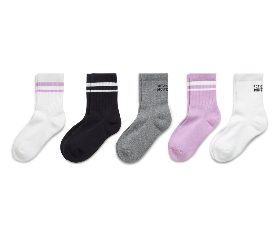 Fünf Socken liegen nebeneinander: eine weiße Socke mit lila Streifen, eine schwarze Socke mit weißen Streifen, eine graue Socke mit dem Text "Nimm mich", eine lila Socke mit weißen Streifen und eine weiße Socke mit dem Text "Nimm mich".