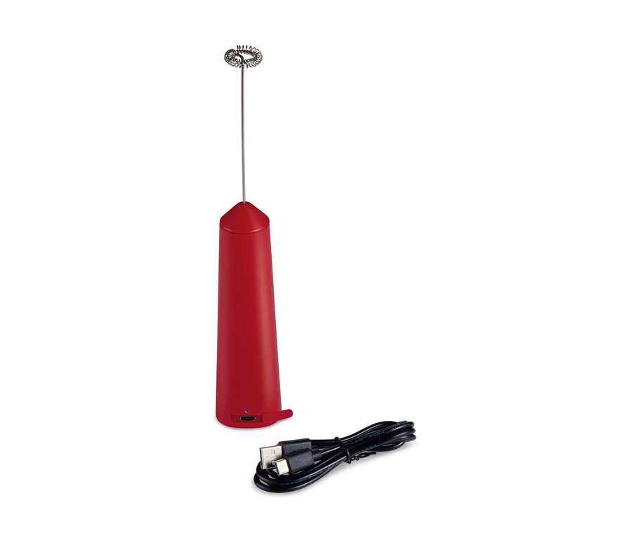 Ein roter, wiederaufladbarer Akku-Milchaufschäumer und ein Ladekabel liegen auf einem weißen Hintergrund.