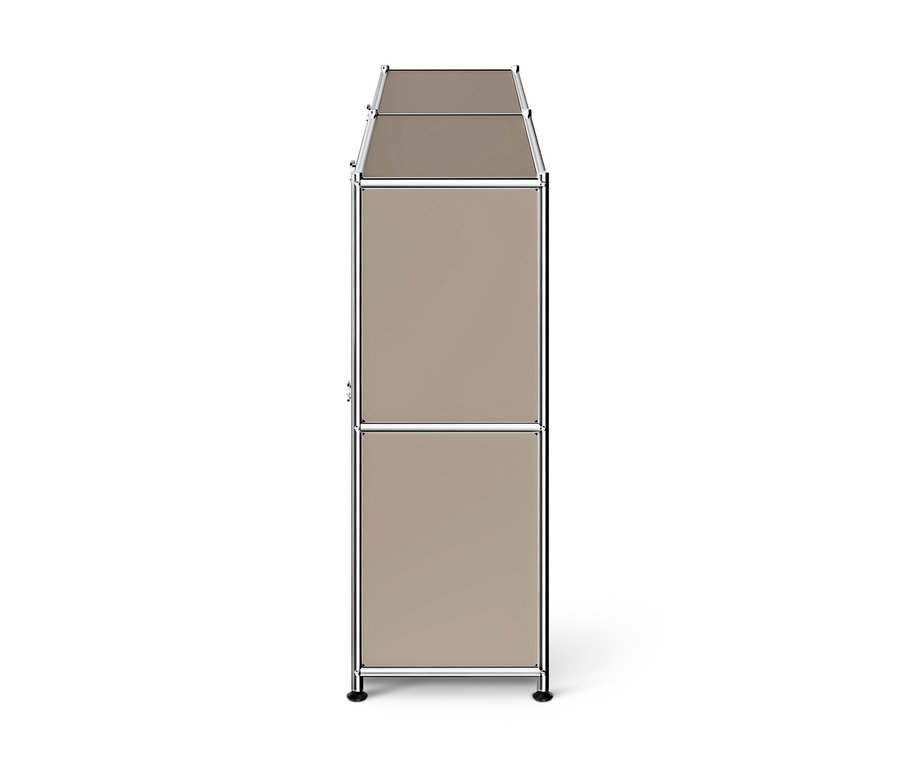 Hoher, schmaler Modulschrank mit beigen Paneelen, Chromrahmen und einem kleinen Griff oben links.