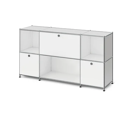 Weißes, modulares Sideboard mit Chromrahmen. Es hat sechs Fächer: drei offene Regalfächer und drei geschlossene Schrankfächer mit runden Griffen.