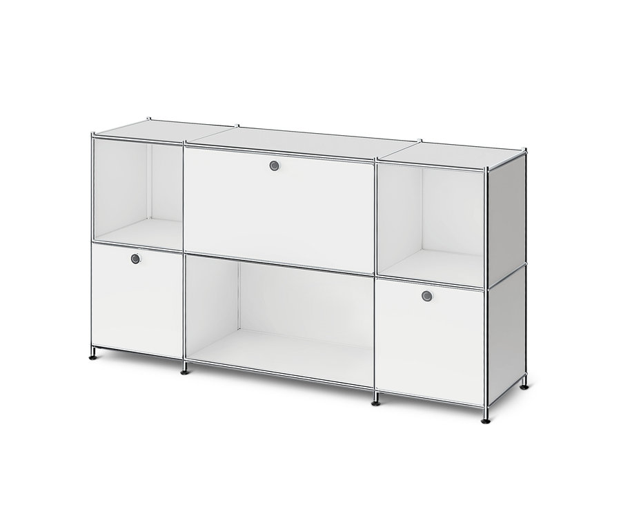 Weißes, modulares Sideboard mit Chromrahmen. Es hat sechs Fächer: drei offene Regalfächer und drei geschlossene Schrankfächer mit runden Griffen.