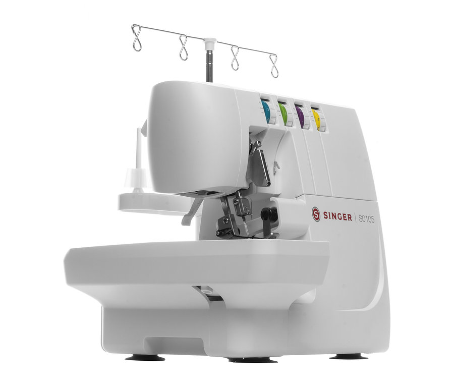 Detailaufnahme der weißen Singer Overlock-Nähmaschine »S0105«.