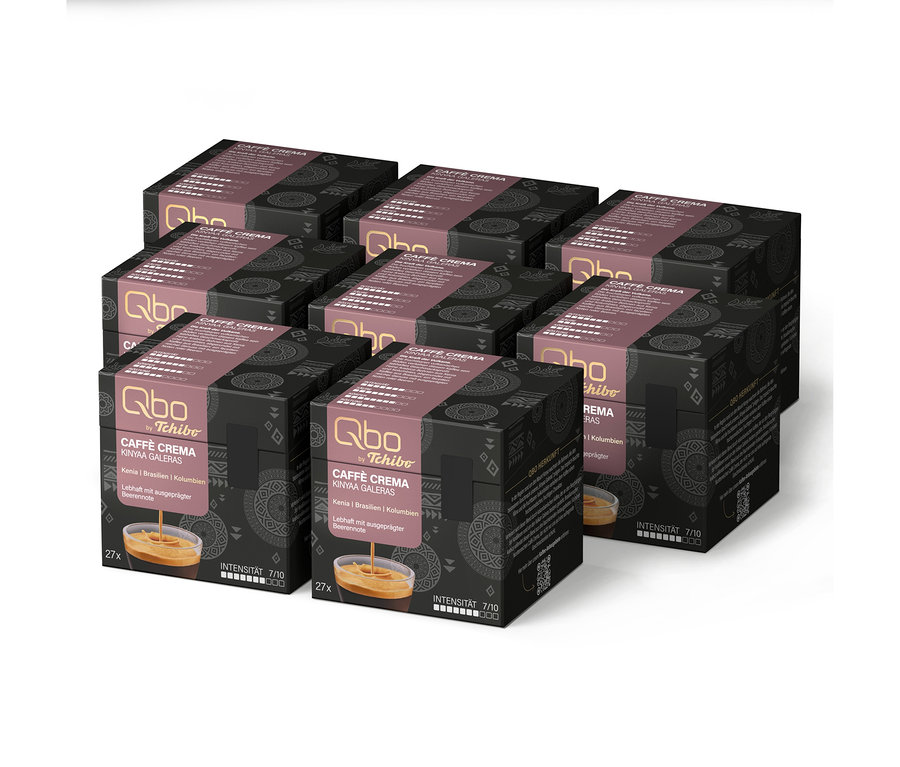Gestapelte schwarze Qbo by Tchibo Caffè Crema Kinyaa Galeras Kaffeepackungen mit lila Akzenten. Auf den Packungen sind eine Tasse mit einfließendem Kaffee, die Aufschrift '27x' und 'Intensität 7/10' zu sehen.