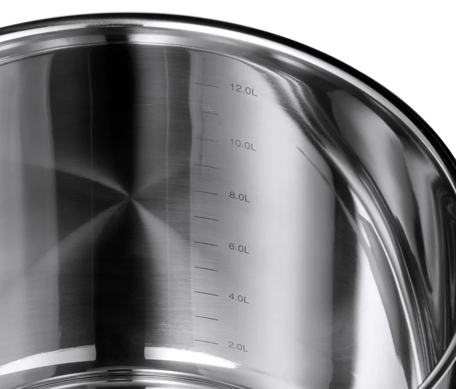 Detailansicht in einen XL-Edelstahl-Topf mit Volumenmarkierungen.