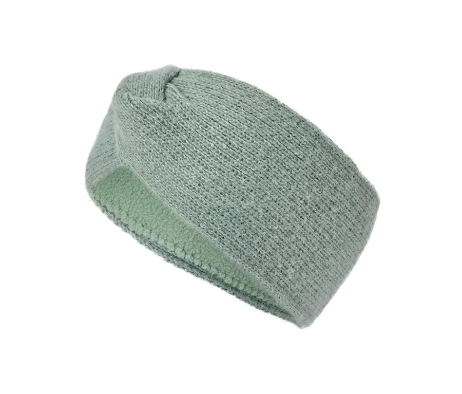 Nahaufnahme eines hellgrünen, gestrickten Stirnbandes mit Fleece-Futter auf weißem Hintergrund.