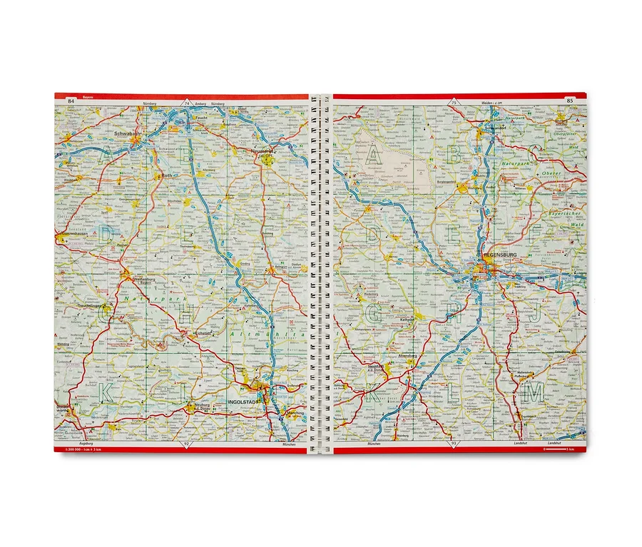 Aufgeschlagenes Buch: Neuer Straßen-Atlas Deutschland/Europa 2025/2026.