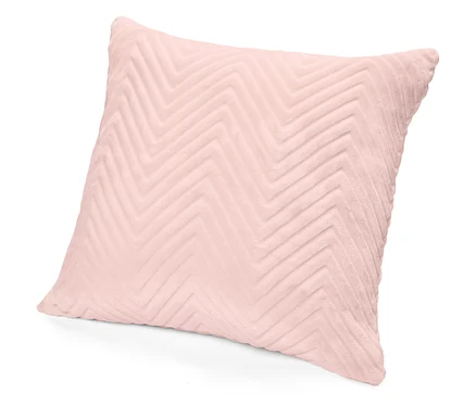 Ein rosa Dekokissen mit Fischgrätenmuster auf weißem Hintergrund.