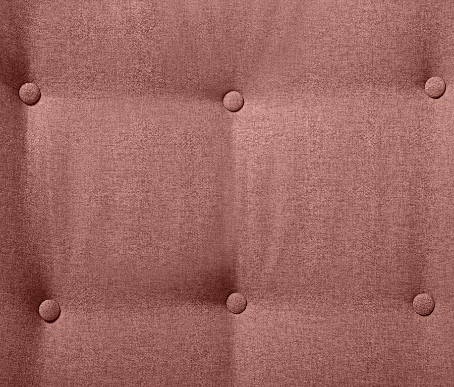 Detailaufnahme eines altrosa Einzelsessels mit Fußhocker, die Stoffoberfläche und Knöpfe zeigt.