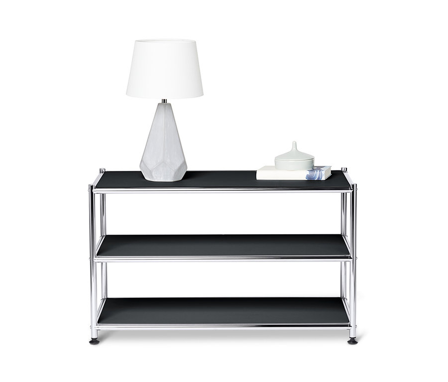 Auf der obersten Ablage des offenen schwarzen Couchtischs Metall »CN3« stehen eine Lampe und Deko.