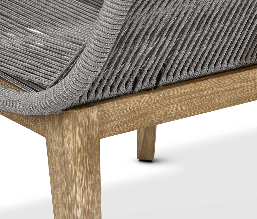 Detailaufnahme eines Textilgeflecht-Design-Sessels mit Fußhocker.