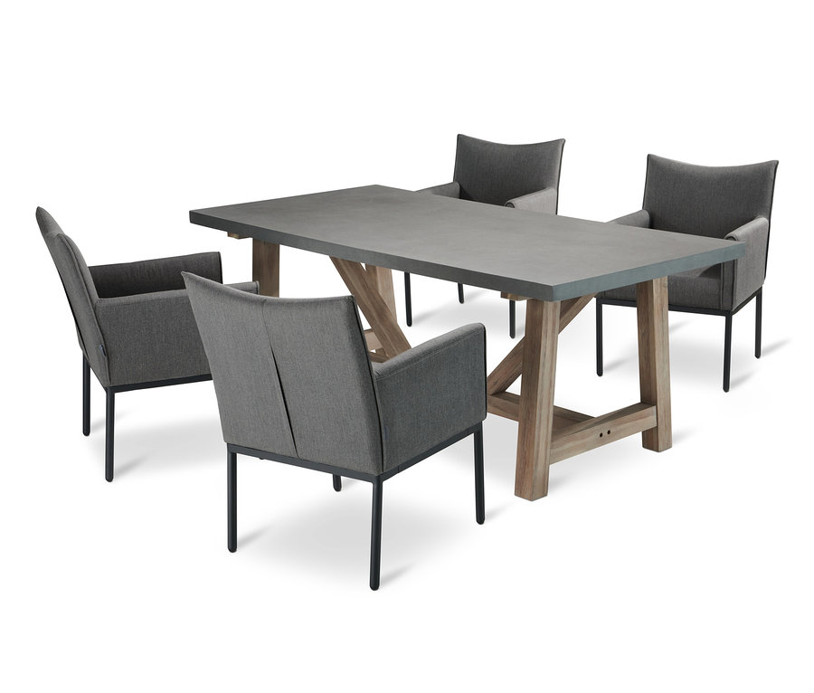 Vier graue Esszimmerstühle umgeben einen Gartentisch mit Beton-Tischplatte.