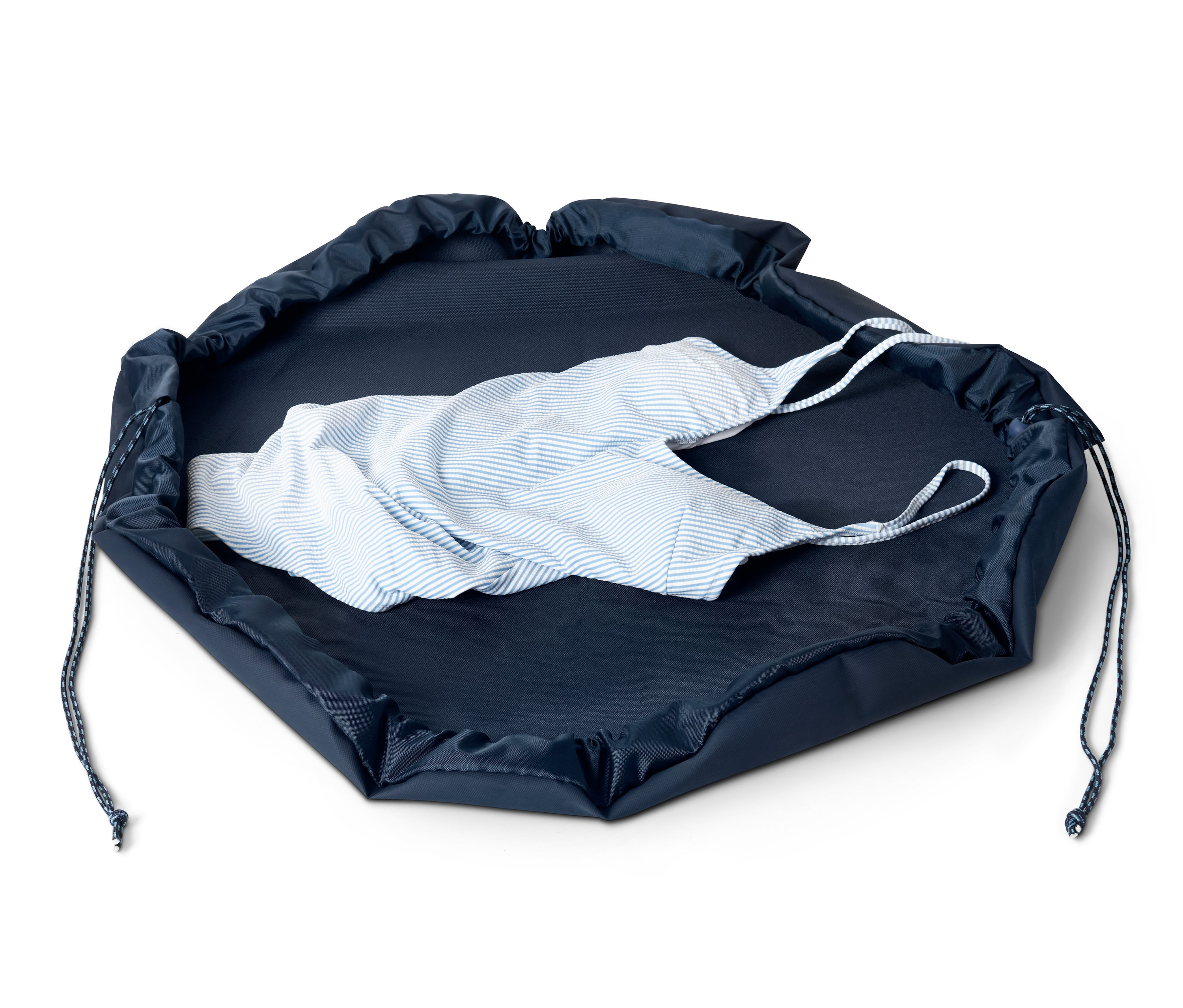 Eine blaue 2-in-1: Umzieh-Unterlage und Nasssack mit Kleidung darin.