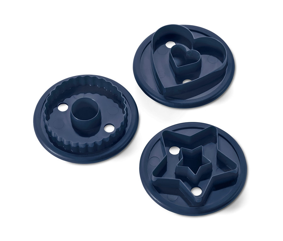 Drei blaue Linzer-Plätzchen-Ausstecher in Stern-, Herz- und Kreisform.