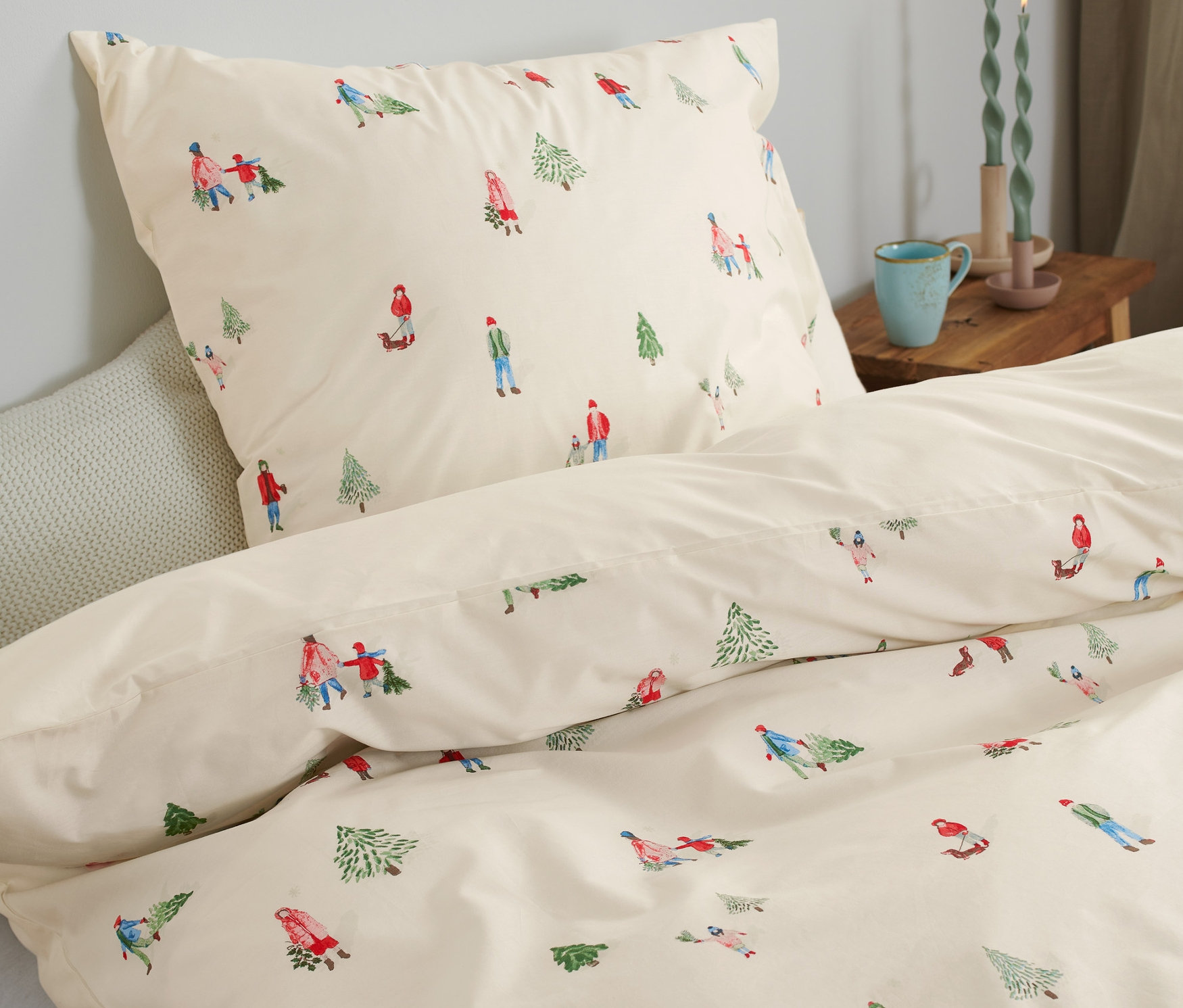 Beige Premium-Baumwoll-Bettwäsche mit Weihnachtsmotiv.