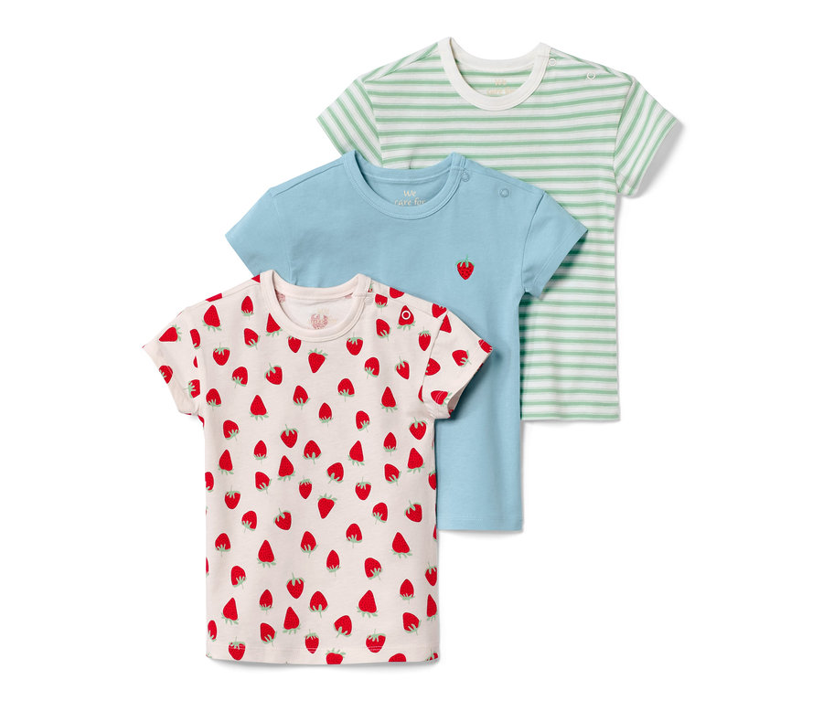 Drei Kinder-T-Shirts: rosa mit Erdbeeren, hellblau mit Erdbeere und grün-weiß gestreift.