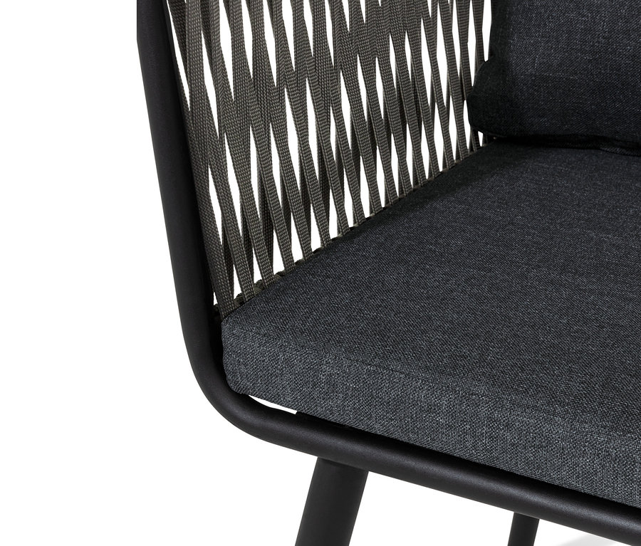 Detailaufnahme eines Dining-Sessels mit Textilgeflecht, schwarzes Gestell, grauer Sitz.
