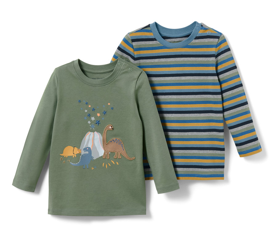 Zwei Kinder-Langarmshirts, eines olivgrün mit Dinosauriern, das andere blau-gelb-grau gestreift.