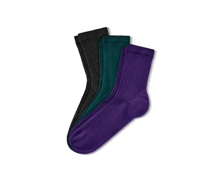 Drei Paar Ripp-Socken in Anthrazit, Grün und Lila.
