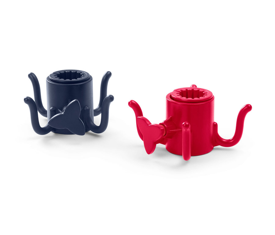 Zwei Kerzenhalter aus Kunststoff: einer dunkelblau, einer rot.