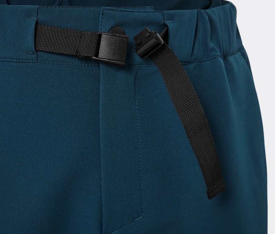 Detailaufnahme einer Thermohose mit schwarzem Gürtel.