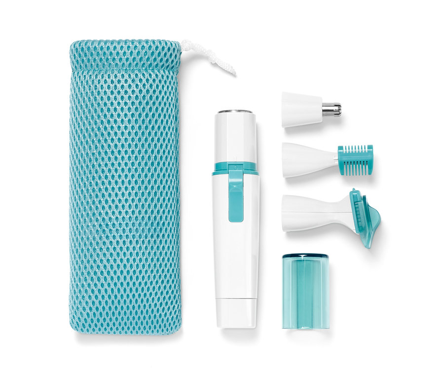 Elektrischer Trimmer für Körper und Gesicht mit Aufsätzen neben blauem Beutel.