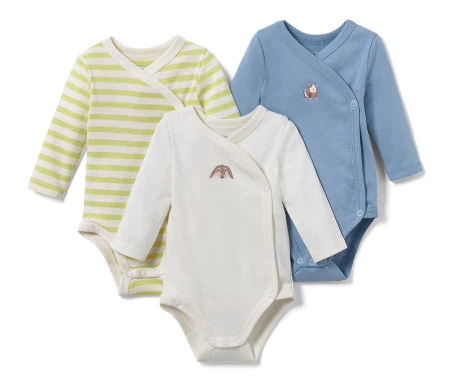 Drei Baby-Langarmbodys: gelb-weiß gestreift, weiß mit Hasenmotiv und blau mit Meerschweinchen.