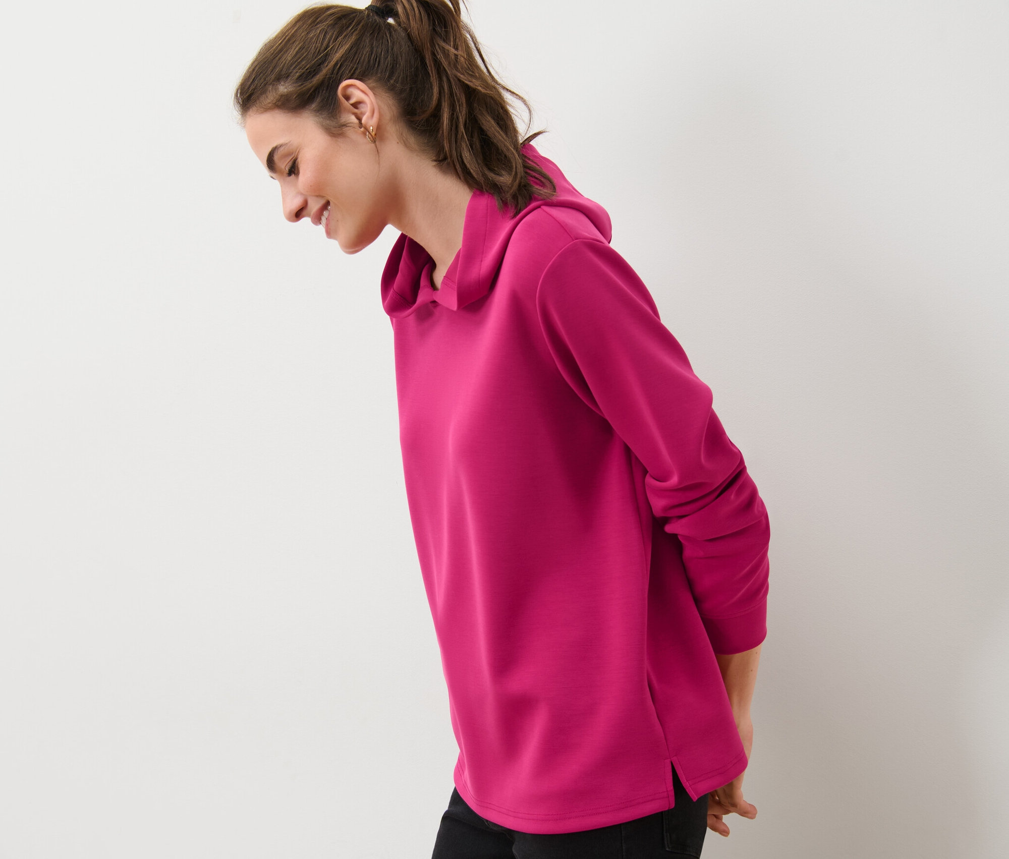 Frau trägt einen Hoodie aus Modal-Mix.
