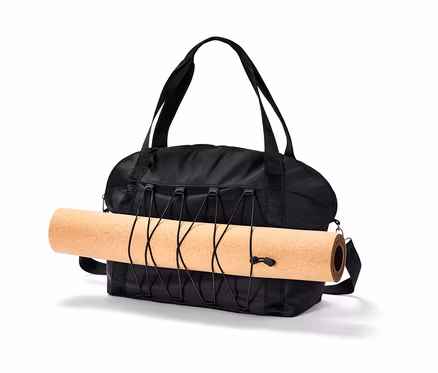 Eine schwarze Sporttasche mit einer zusammengerollten Trainingsmatte.