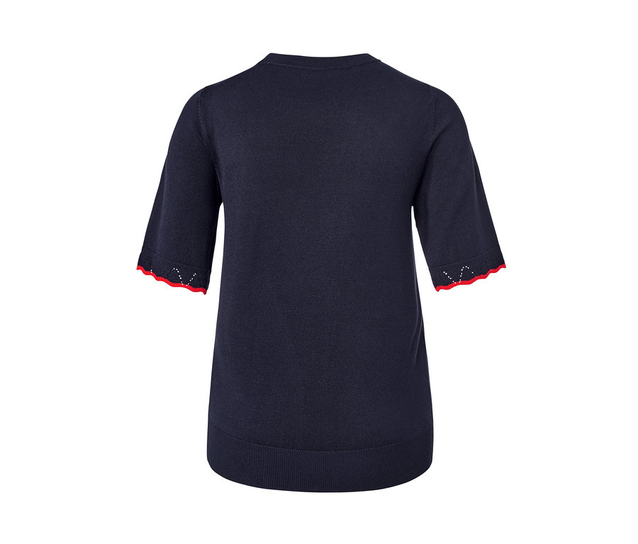 Detailansicht eines dunkelblauen Feinstrickpullovers mit kurzen Ärmeln und rotem Saum.