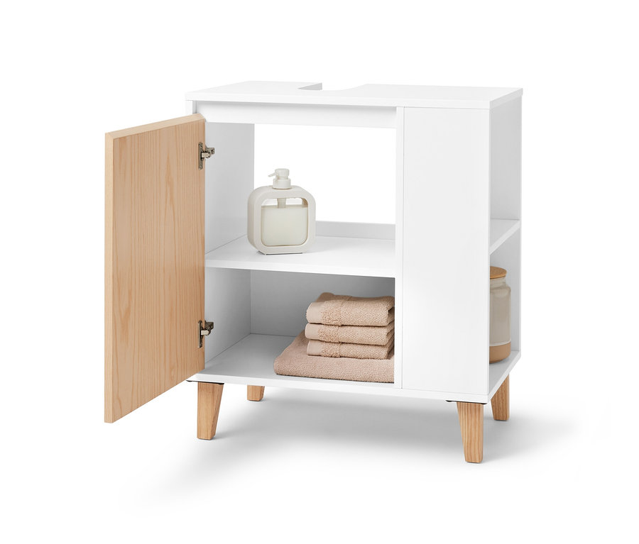 Offener, weisser Waschbeckenunterschrank mit Tür und seitlichem Fach. Auf den Regalen liegen Handtücher und ein Seifenspender.