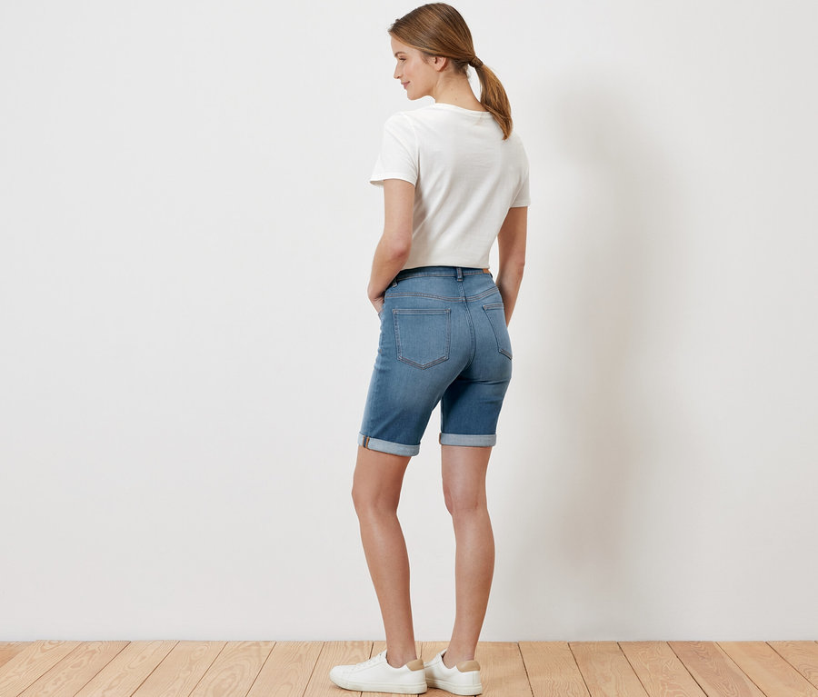 Frau posiert in light blue Denim Bermuda Jeans ‒ Fit »Lea«.