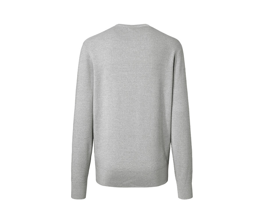 Grauer Pullover mit Rundhalsausschnitt.