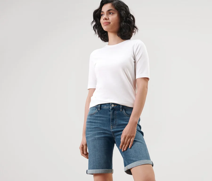 Frau trägt ein weißes T-Shirt und Bermuda Jeans – Fit »Lea«.