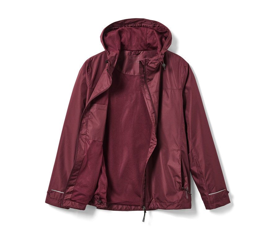 Weinrote Regenjacke offen mit Reißverschluss.