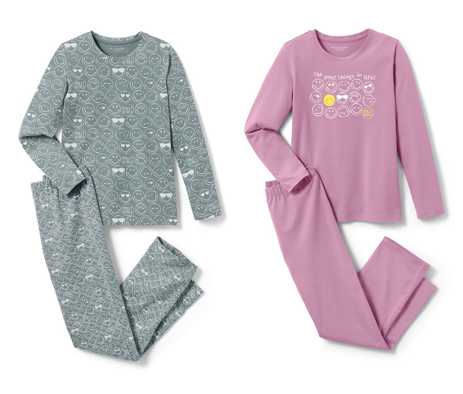Zwei Kinder-Pyjamas »Smiley«, einmal grau mit Smiley-Muster, einmal rosa mit Schriftzug.
