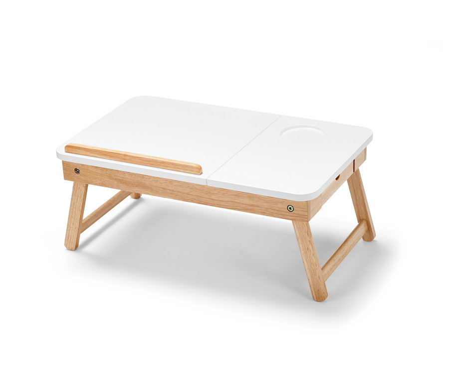 Weißer Laptop-Betttisch mit Holzbeinen.