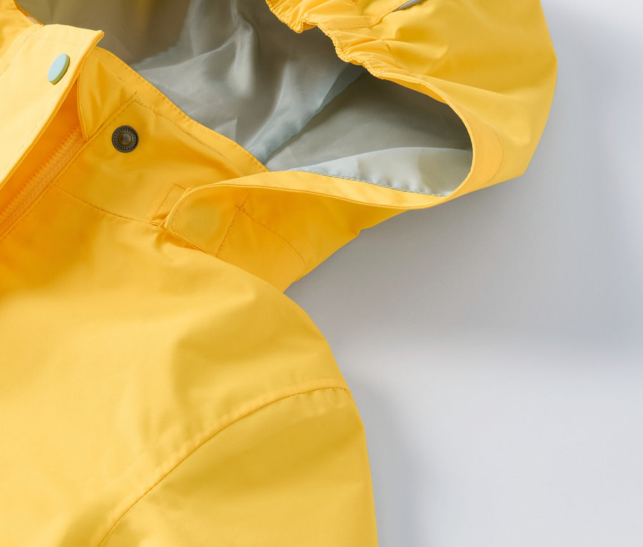 Detailansicht einer gelben 3-in-1-Kinder-Outdoorjacke.