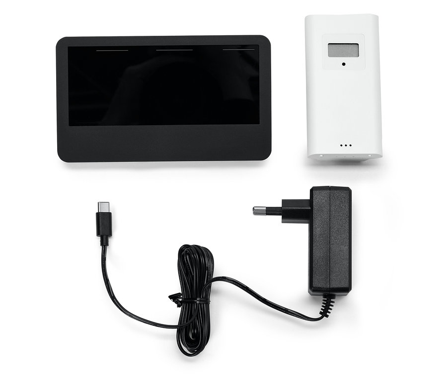 Ein schwarzes Tablet, ein weißer Sensor, ein USB-C-Kabel und ein Netzteil auf weißem Hintergrund.