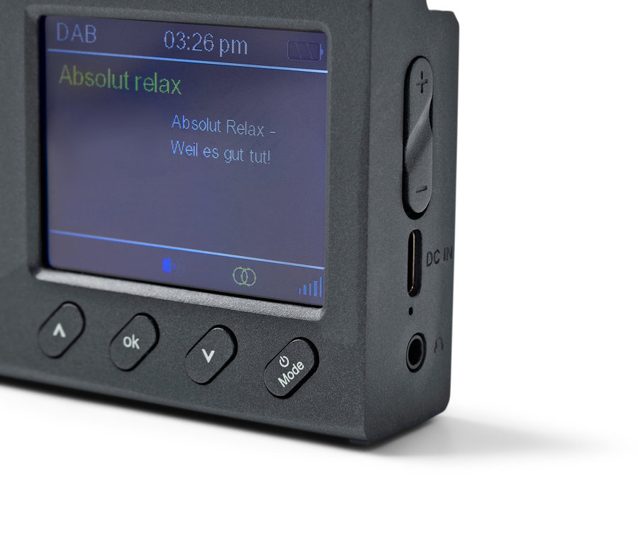 Nahaufnahme eines schwarzen, tragbaren DAB/FM-Radios mit Bluetooth.