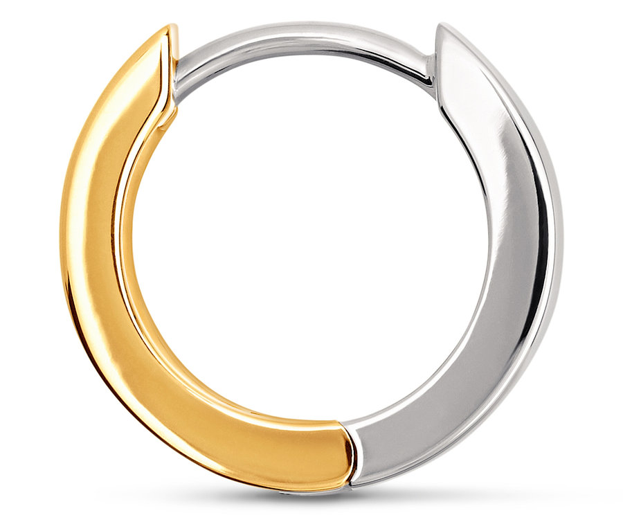 Detailaufnahme eines Creolen-Ohrrings, zur Hälfte golden, zur Hälfte silbern.