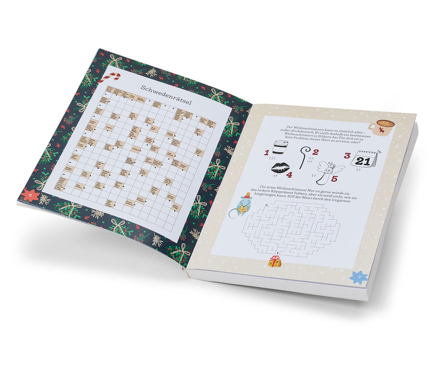 Offenes Buch mit weihnachtlichen Rätseln.