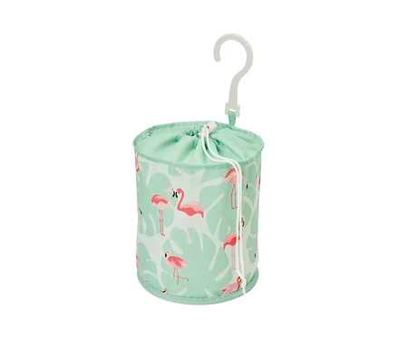 Ein Klammerbeutel mit Flamingo- und Blattmuster hängt an einem weißen Plastikhaken.